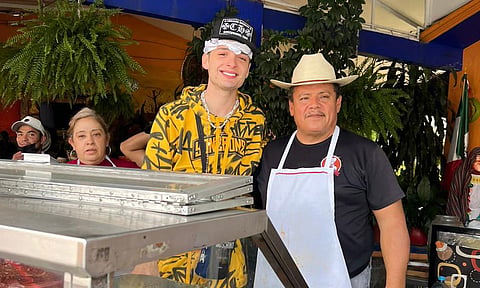 Peso Pluma llegó a las carnitas de Don Carmelo en Morelia