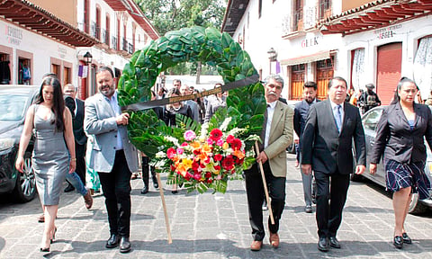Funcionarios, maestros y alumnos de la escuela Gertrudis Bocanegra depositaron una ofrenda floral, en el monumento dedicado a esta ilustre mujer michoacana