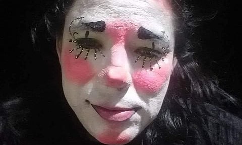 Citan a payaso a una fiesta inventada para matarlo