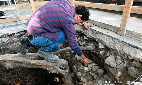 Entierro infantil prehispánico y canal virreinal hallados en excavaciones de Tlatelolco