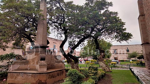 El memorial dedicado a los estudiantes Abarca y Tavera localizado en la Av. Francisco I. Madero, frente a la Biblioteca Pública Universitaria