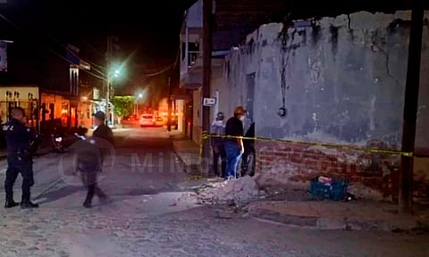 Muere adulto mayor aplastado al desplomarse el techo de su casa, en Michoacán