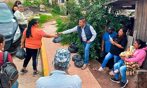Habitantes de Irimbo se benefician con apoyos de despensas