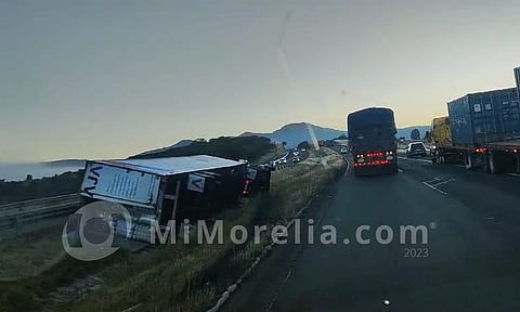 Se accidenta en autopista de Occidente, en sentido Morelia-Zinapécuaro