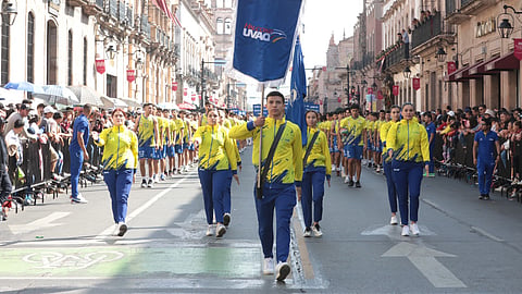 Bedolla y miles de michoacanos disfrutan desfile por el 113 Aniversario de la Revolución