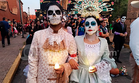 Catrinas y Catrines trascienden la muerte; colorean Morelia con su presencia
