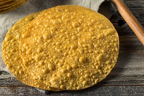 La despiden de restaurante "por comerse" una tostada, ahora la liquidarán con casi medio millón de pesos