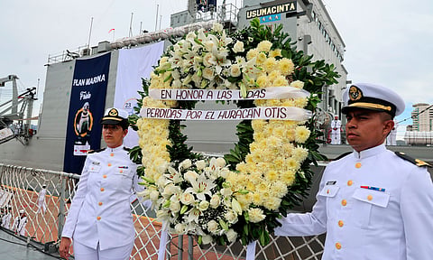 AMLO rinde homenaje a víctimas de Otis con ofrenda floral en mar de Acapulco