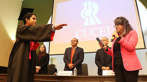 A sus 13 años recibe titulo universitario de la UdeG