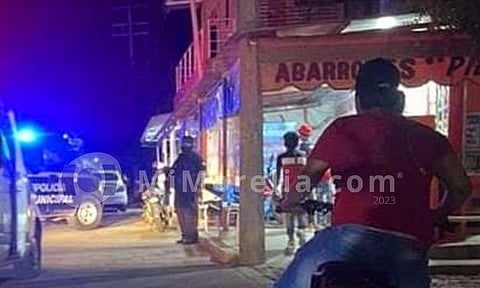 Hombre es acribillado a balazos en tienda de abarrotes, en Apatzingán