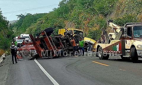 Vuelca tractocamión cerca de Santa Casilda
