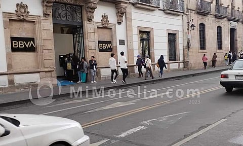 Empleado de BBVA sufre infarto mientras atendía a clientes, en Morelia