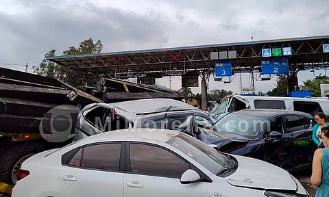Trailer sin frenos deja 5 autos embestidos y 8 heridos, en caseta de Zinapécuaro