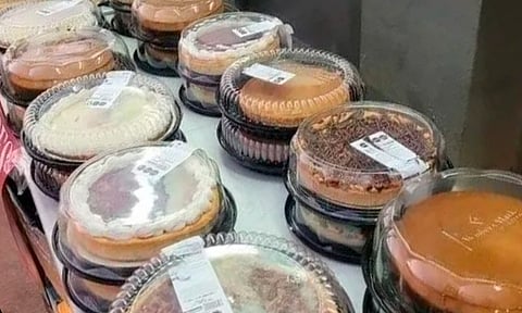 Compra decenas de pasteles de Costco para revenderlos, no tiene venta y pide ayuda