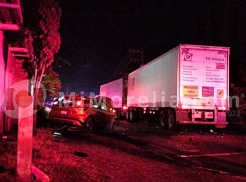 Automovilista fallece al chocar contra tráiler en la desviación a Cointzio, en Morelia