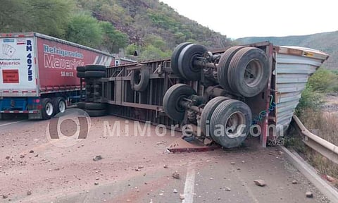 Vuelca tráiler en Arteaga, cierre en la Autopista Siglo XXI