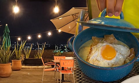 Este café con mirador a Morelia sirve sus chilaquiles en una cazuelita