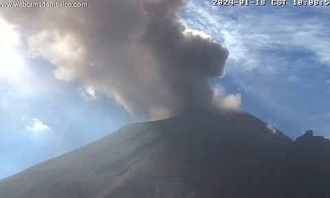 Popocatépetl registra exhalaciones con ceniza; afectó al aeropuerto de Puebla