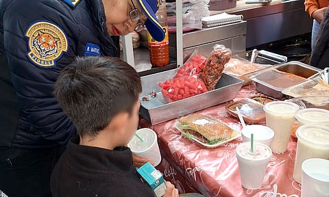 Policías ayudan a niño extraviado; lo llevaron a desayunar