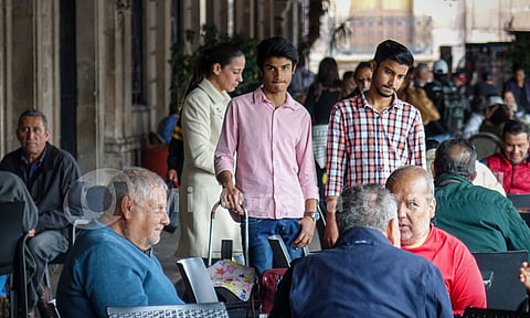 Chavos de Dubái venden perfumes por las calles de Morelia, y a buen precio