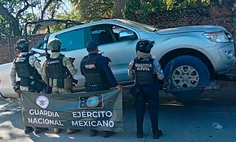 Guardia Civil decomisa armamento, equipo táctico y vehículo robado, en Apatzingán