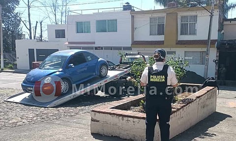 Hallan un auto baleado en la colonia Los Pinos, Morelia