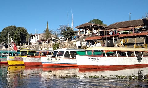 Paran servicio de lanchas a islas del lago de Pátzcuaro por poca agua, reportan