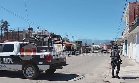 Delincuentes balean domicilio y taxi, en la colonia San Francisco Uruapan