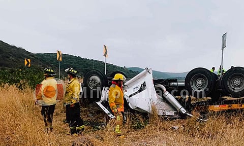 Trailero fallece en aparatoso accidente vial en la caseta de Copándaro