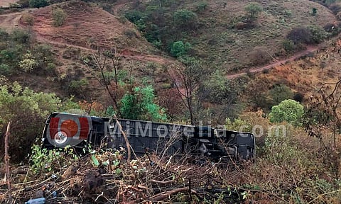 Desbarranca autobús de pasajeros en Tacámbaro, hay 22 heridos