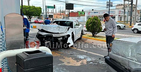 Choque entre 2 vehículos deja 1 herido en el periférico de Morelia
