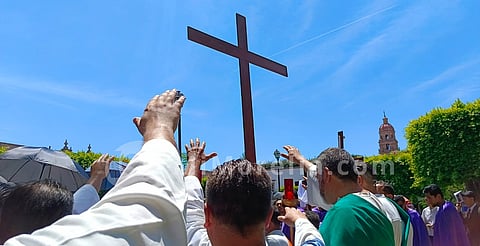 Con fervor participan morelianos en el rezo del viacrucis en catedral de Morelia