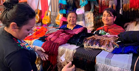 Adquiere los mejores rebozos michoacanos en el Tianguis Artesanal de Uruapan