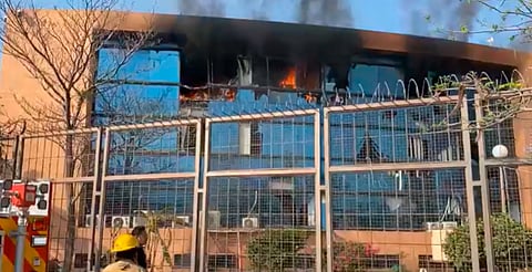 Normalistas de Ayotzinapa incendian Palacio de Gobierno en Chilpancingo