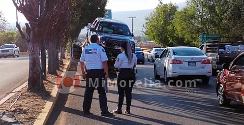 Camioneta choca contra camellón en el periférico de Morelia