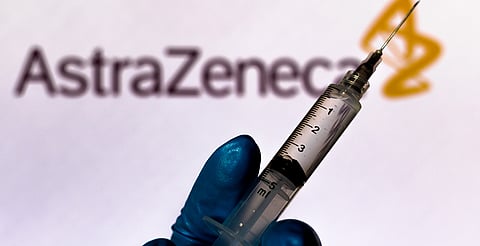 Vacuna de AstraZeneca contra Covid-19 causaría trombosis, confirmarían documentos