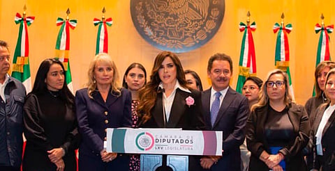 Celebra Gloria Trevi reforma de ley contra la trata de personas