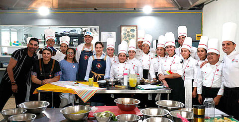 Alfonso lleva propuestas de campaña a la cocina y conviven con futuros chefs