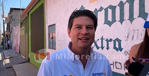 Mejorar condiciones de comerciantes con programas de fomento económico, ofrece Alfonso Martínez