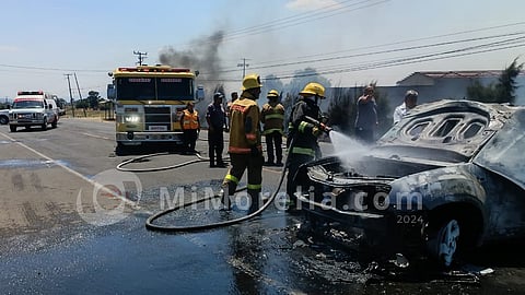 Atacan a balazos camioneta sobre carretera de Tarímbaro y arde