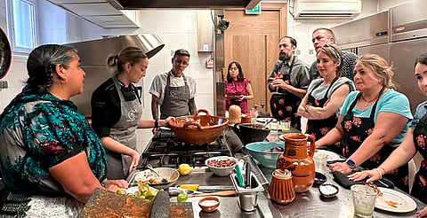 Con su sazón, cocinera tradicional michoacana conquista España