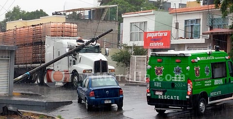 Tráiler se atora en cables y derriba poste en Morelia