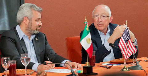 Ken Salazar visitará Michoacán para reunirse con Bedolla tras suspensión de exportación de aguacate y mango