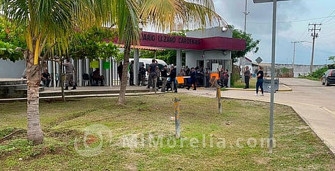 Se manifiesta personal de custodia en penitenciario de Lázaro Cárdenas