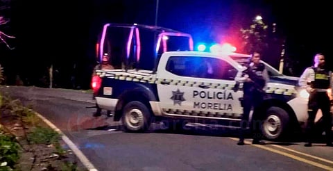 Hallan a joven ejecutado a la orilla de la Morelia-Chiquimitío; no saben quién es