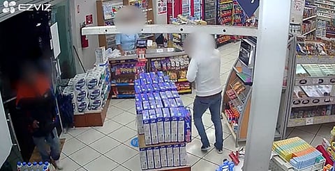 Revelan video de asalto a farmacia en el que murió una empleada