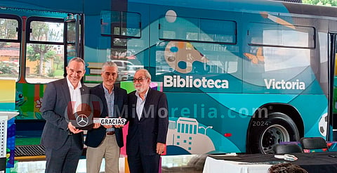 Mercedes Benz dona autobús a DIF Michoacán; será ludo biblioteca móvil