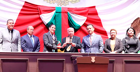 Poeta Luis Girarte recipiendario de la condecoración de la Suprema Junta Nacional Americana