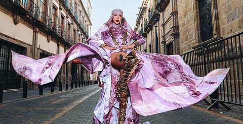Moreliana Gala Varo 'sirve' con nuevas fotos al estilo de billete de $50 de Morelos