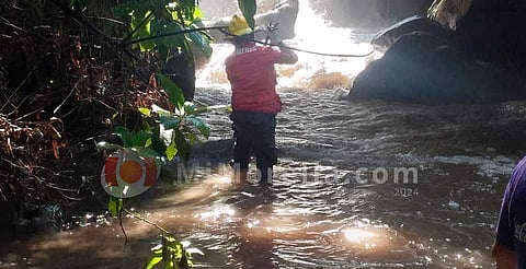 Hombre desaparece tras ser arrastrado por corriente de río en Zitácuaro